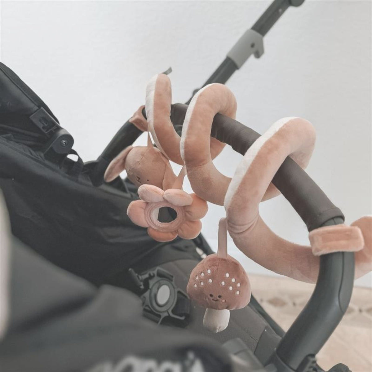 Jouet d'activité en spirale noüka - Pip le lapin