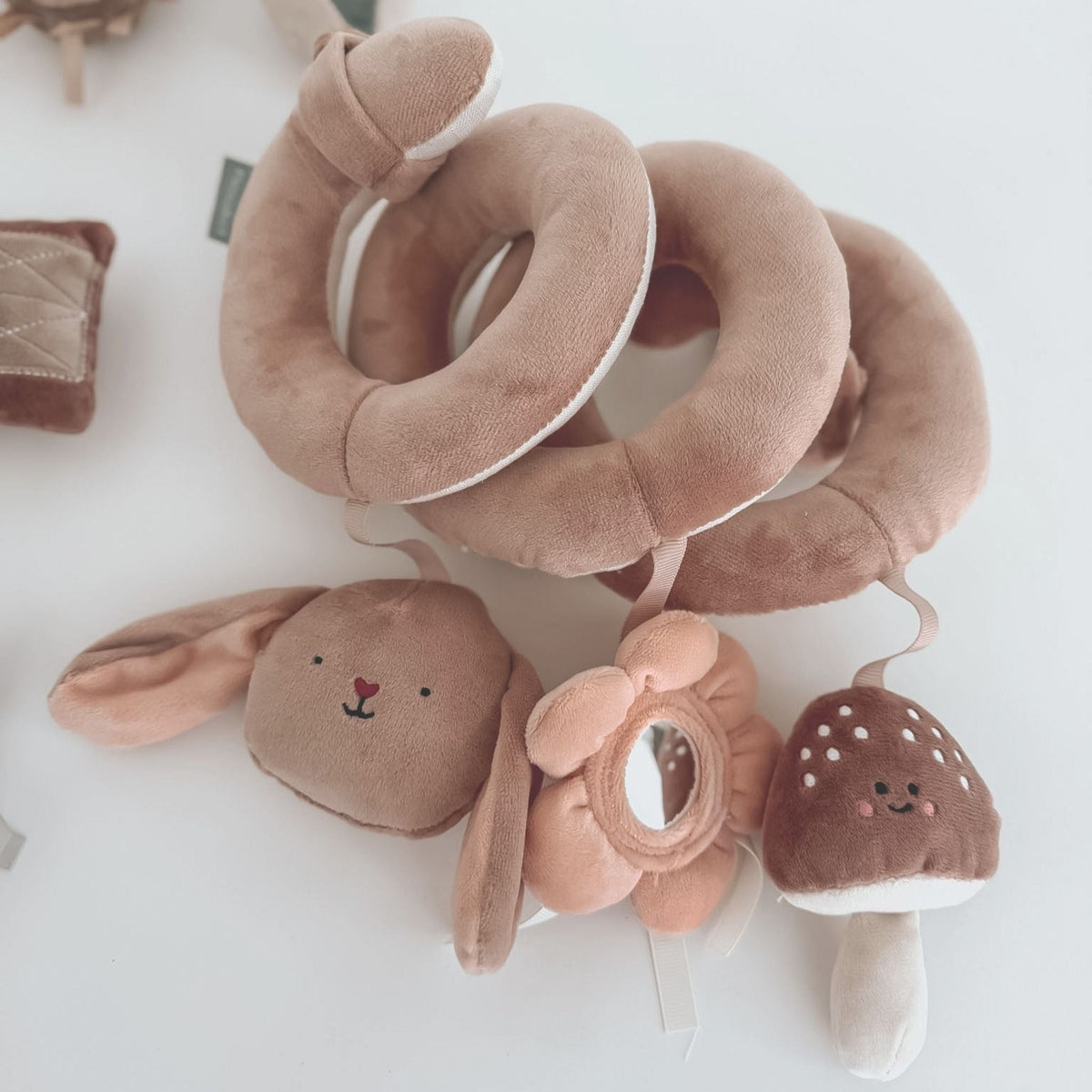Jouet d'activité en spirale noüka - Pip le lapin