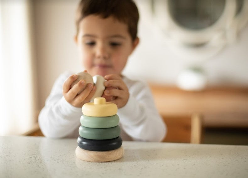 Tour à empiler en bois et silicone noüka - Sable